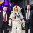 Eugene Cernan steht mit Ausstellungsleiter Gerhard Daum an der Replik seiner Apollo 17 Spacesuit im Ausstellungsbereich „Der Mond“.